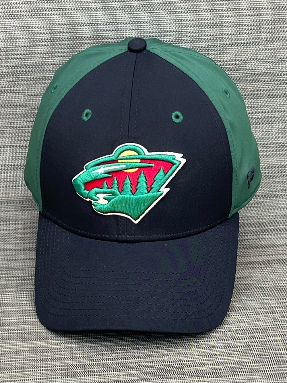 MN Wild Hockey Baseball Hat Cap Fanatics A-Flex Sz M/L Green Black Red EUC